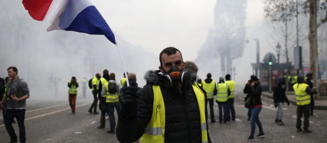 Κίτρινα Γιλέκα: «Κλείνουν» ένα χρόνο και το «γιορτάζουν» με... επεισόδια (φωτό)